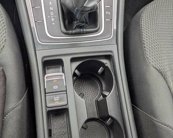 Серый Фольксваген e-Golf, объемом двигателя 0 л и пробегом 77 тыс. км за 14600 $, фото 12 на Automoto.ua