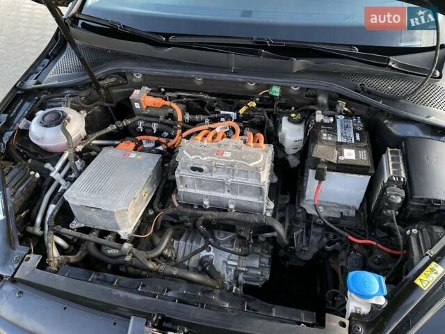 Серый Фольксваген e-Golf, объемом двигателя 0 л и пробегом 48 тыс. км за 14617 $, фото 28 на Automoto.ua