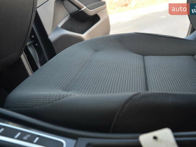 Серый Фольксваген e-Golf, объемом двигателя 0 л и пробегом 91 тыс. км за 13250 $, фото 38 на Automoto.ua