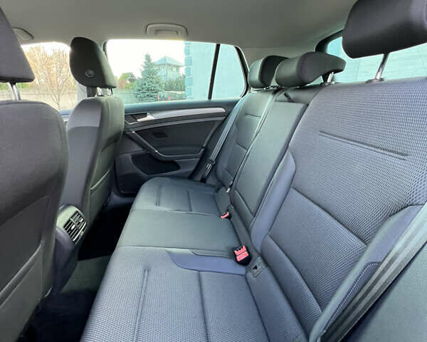 Серый Фольксваген e-Golf, объемом двигателя 0 л и пробегом 52 тыс. км за 16300 $, фото 16 на Automoto.ua