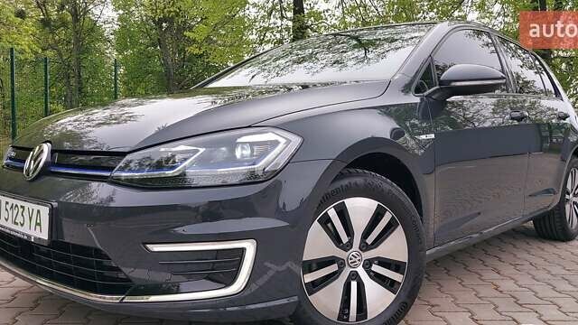 Серый Фольксваген e-Golf, объемом двигателя 0 л и пробегом 95 тыс. км за 14500 $, фото 2 на Automoto.ua