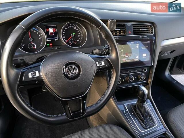 Серый Фольксваген e-Golf, объемом двигателя 0 л и пробегом 48 тыс. км за 14617 $, фото 19 на Automoto.ua