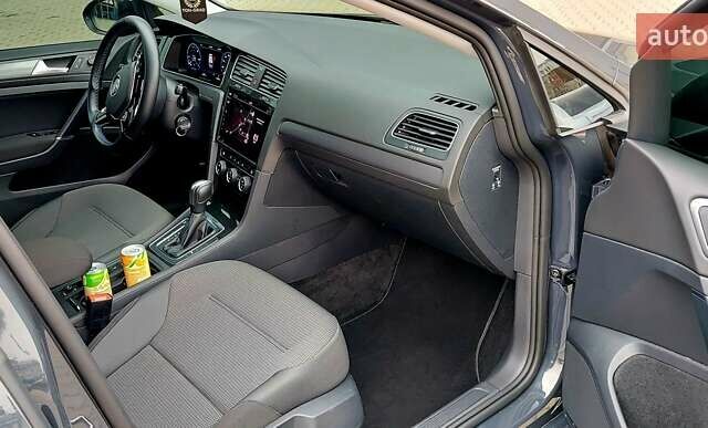 Серый Фольксваген e-Golf, объемом двигателя 0 л и пробегом 95 тыс. км за 14500 $, фото 16 на Automoto.ua