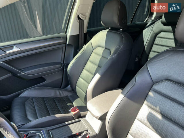 Серый Фольксваген e-Golf, объемом двигателя 0 л и пробегом 96 тыс. км за 16000 $, фото 10 на Automoto.ua