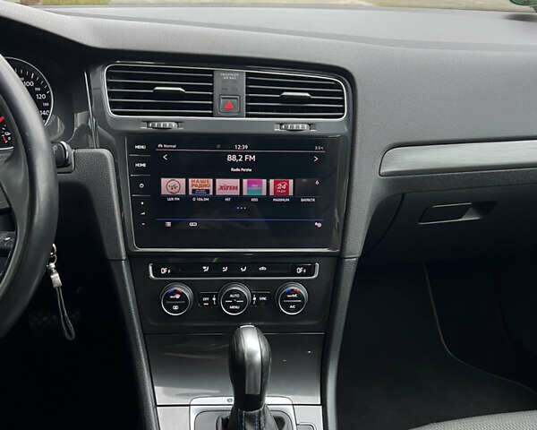 Серый Фольксваген e-Golf, объемом двигателя 0 л и пробегом 49 тыс. км за 14700 $, фото 33 на Automoto.ua