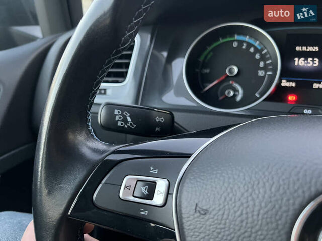 Серый Фольксваген e-Golf, объемом двигателя 0 л и пробегом 69 тыс. км за 12950 $, фото 22 на Automoto.ua