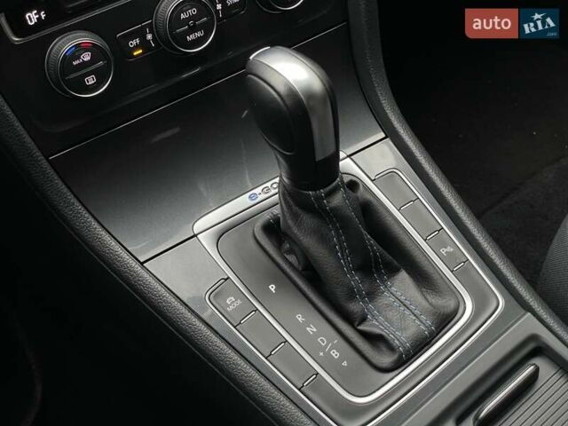 Серый Фольксваген e-Golf, объемом двигателя 0 л и пробегом 108 тыс. км за 13499 $, фото 46 на Automoto.ua