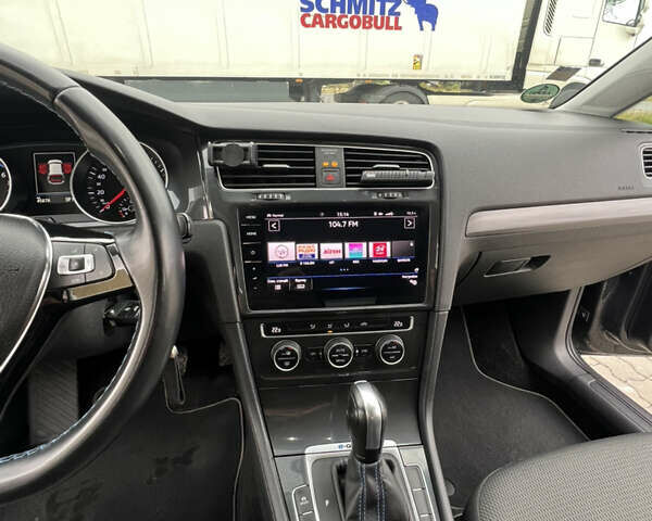 Серый Фольксваген e-Golf, объемом двигателя 0 л и пробегом 45 тыс. км за 14800 $, фото 36 на Automoto.ua