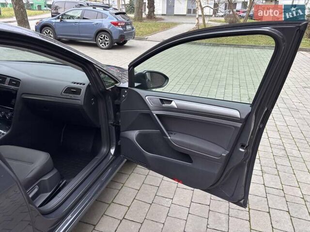 Серый Фольксваген e-Golf, объемом двигателя 0 л и пробегом 60 тыс. км за 16900 $, фото 49 на Automoto.ua