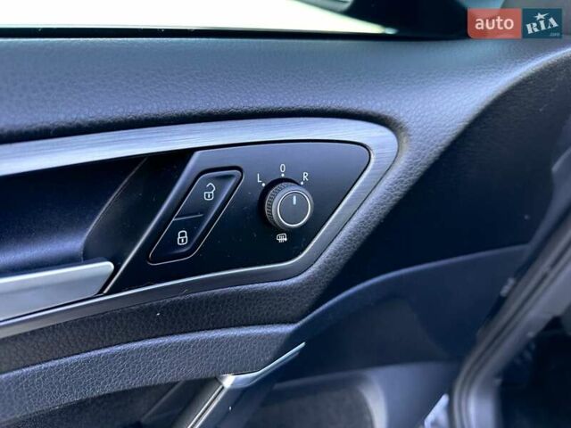 Серый Фольксваген e-Golf, объемом двигателя 0 л и пробегом 54 тыс. км за 16500 $, фото 21 на Automoto.ua