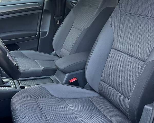 Серый Фольксваген e-Golf, объемом двигателя 0 л и пробегом 62 тыс. км за 14300 $, фото 27 на Automoto.ua