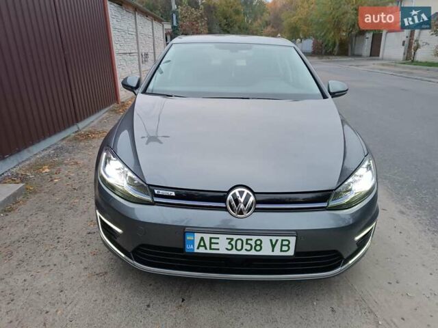 Серый Фольксваген e-Golf, объемом двигателя 0 л и пробегом 40 тыс. км за 15800 $, фото 5 на Automoto.ua