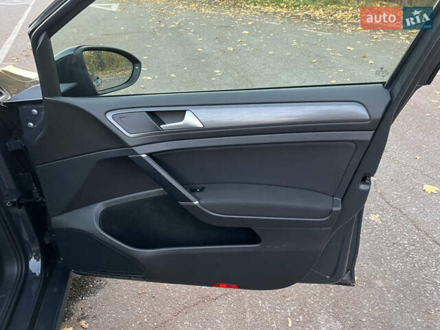 Серый Фольксваген e-Golf, объемом двигателя 0 л и пробегом 69 тыс. км за 12950 $, фото 38 на Automoto.ua