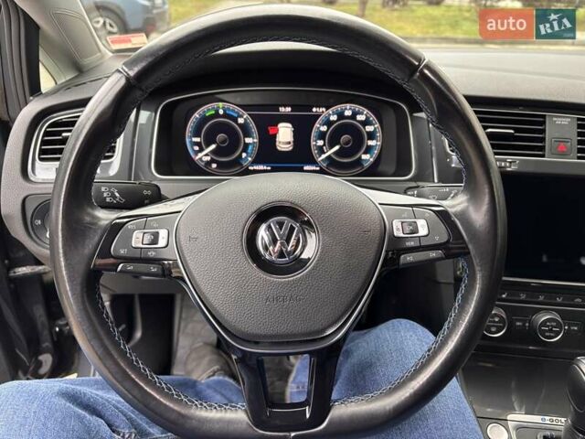 Серый Фольксваген e-Golf, объемом двигателя 0 л и пробегом 60 тыс. км за 16900 $, фото 16 на Automoto.ua