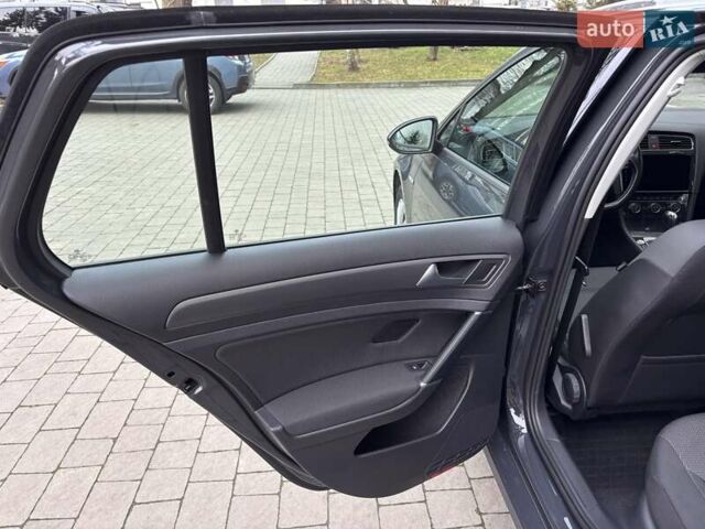 Серый Фольксваген e-Golf, объемом двигателя 0 л и пробегом 60 тыс. км за 16900 $, фото 43 на Automoto.ua