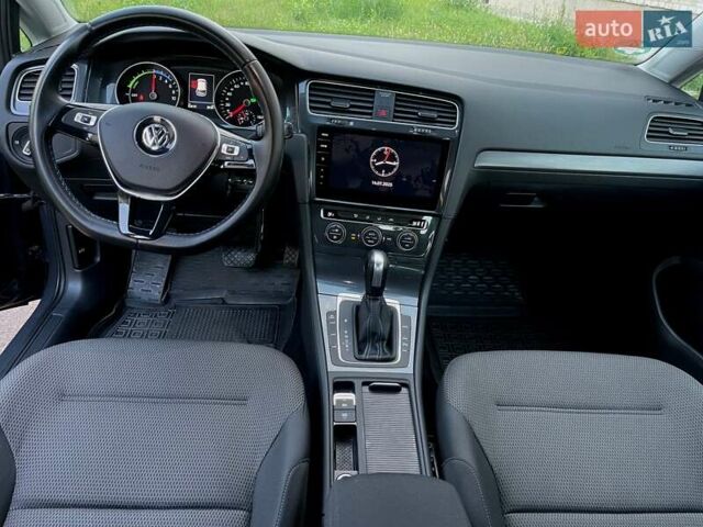 Серый Фольксваген e-Golf, объемом двигателя 0 л и пробегом 62 тыс. км за 14300 $, фото 23 на Automoto.ua