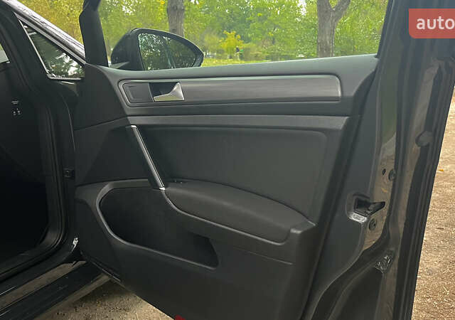 Серый Фольксваген e-Golf, объемом двигателя 0 л и пробегом 59 тыс. км за 15400 $, фото 16 на Automoto.ua