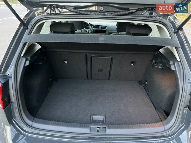 Серый Фольксваген e-Golf, объемом двигателя 0 л и пробегом 69 тыс. км за 12950 $, фото 31 на Automoto.ua