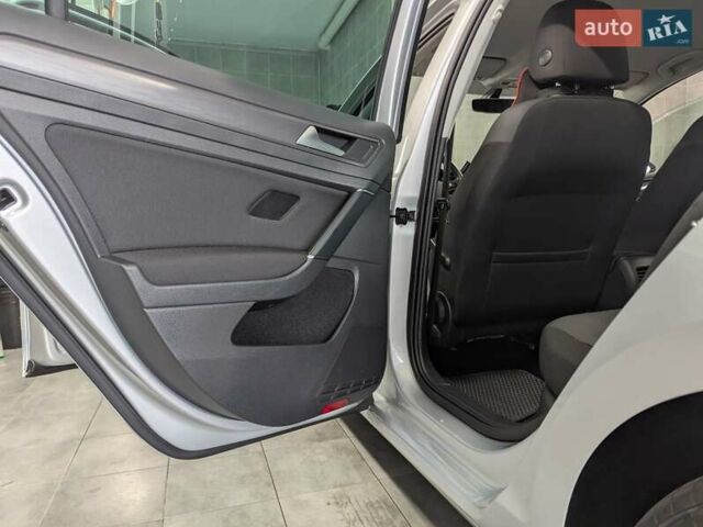 Серый Фольксваген e-Golf, объемом двигателя 0 л и пробегом 29 тыс. км за 14800 $, фото 26 на Automoto.ua