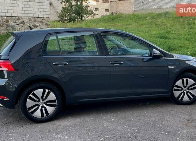 Серый Фольксваген e-Golf, объемом двигателя 0 л и пробегом 62 тыс. км за 14300 $, фото 12 на Automoto.ua