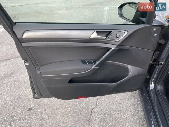 Серый Фольксваген e-Golf, объемом двигателя 0 л и пробегом 103 тыс. км за 13300 $, фото 28 на Automoto.ua