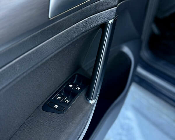 Серый Фольксваген e-Golf, объемом двигателя 0 л и пробегом 49 тыс. км за 14500 $, фото 19 на Automoto.ua