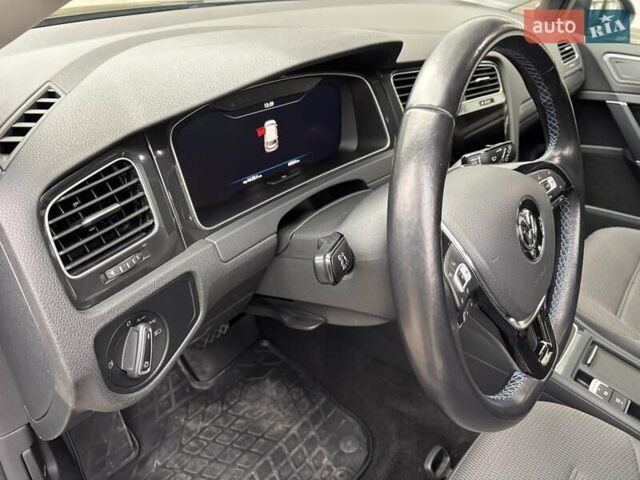 Серый Фольксваген e-Golf, объемом двигателя 0 л и пробегом 60 тыс. км за 16900 $, фото 15 на Automoto.ua