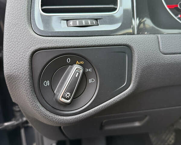 Серый Фольксваген e-Golf, объемом двигателя 0 л и пробегом 73 тыс. км за 14300 $, фото 9 на Automoto.ua