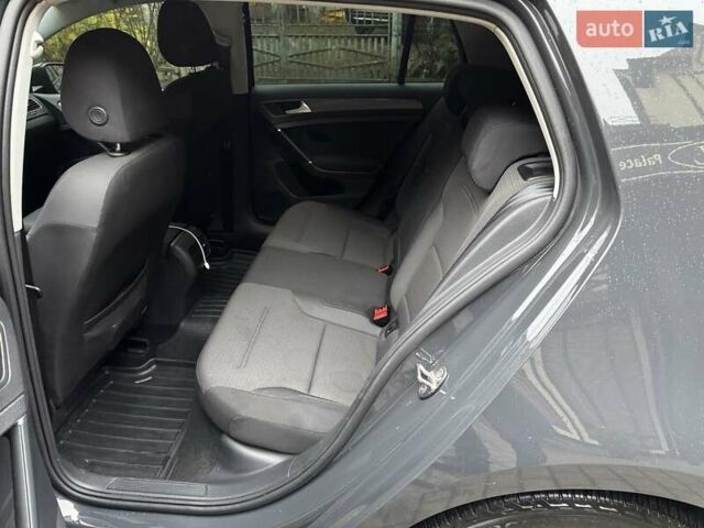 Серый Фольксваген e-Golf, объемом двигателя 0 л и пробегом 40 тыс. км за 15300 $, фото 11 на Automoto.ua