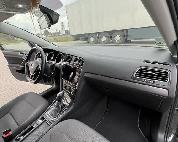 Серый Фольксваген e-Golf, объемом двигателя 0 л и пробегом 45 тыс. км за 14800 $, фото 38 на Automoto.ua