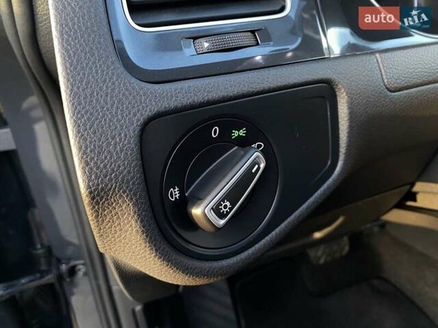 Серый Фольксваген e-Golf, объемом двигателя 0 л и пробегом 48 тыс. км за 14617 $, фото 14 на Automoto.ua