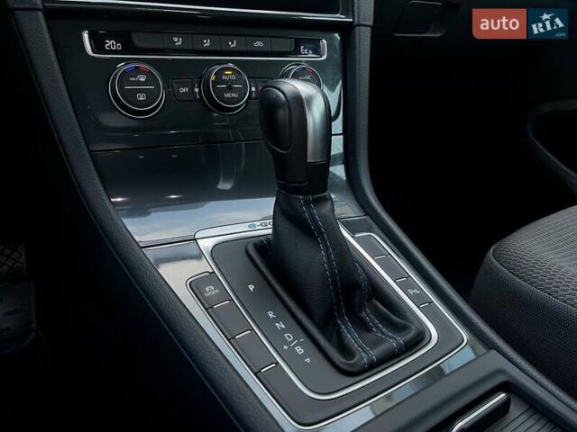 Серый Фольксваген e-Golf, объемом двигателя 0 л и пробегом 62 тыс. км за 14300 $, фото 45 на Automoto.ua