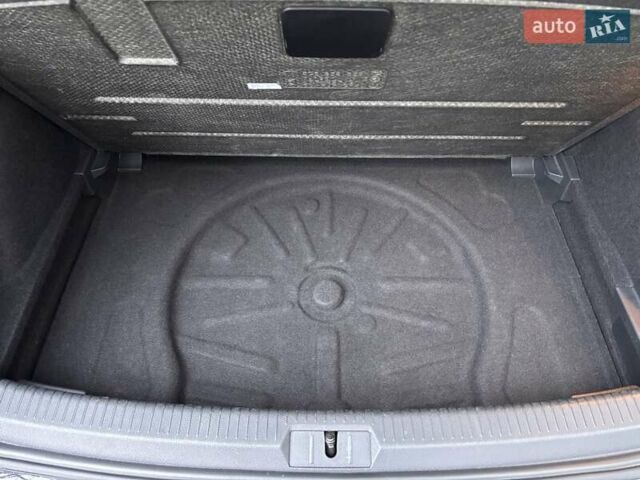 Серый Фольксваген e-Golf, объемом двигателя 0 л и пробегом 60 тыс. км за 16900 $, фото 71 на Automoto.ua