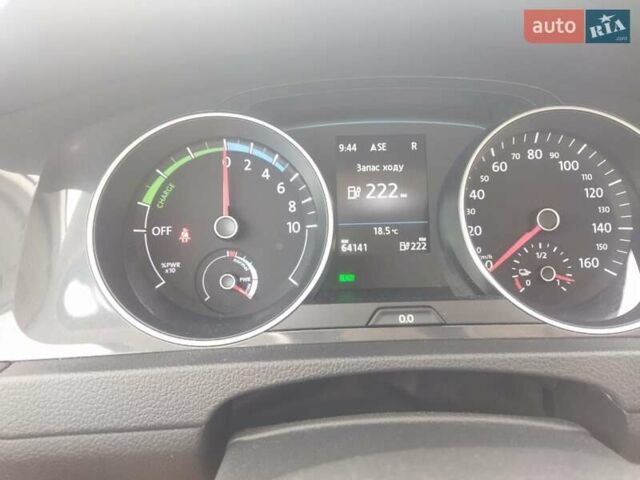 Серый Фольксваген e-Golf, объемом двигателя 0 л и пробегом 64 тыс. км за 14600 $, фото 7 на Automoto.ua