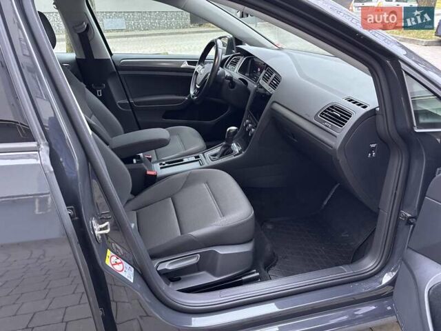Серый Фольксваген e-Golf, объемом двигателя 0 л и пробегом 60 тыс. км за 16900 $, фото 51 на Automoto.ua