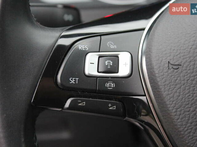 Серый Фольксваген e-Golf, объемом двигателя 0 л и пробегом 65 тыс. км за 13999 $, фото 31 на Automoto.ua