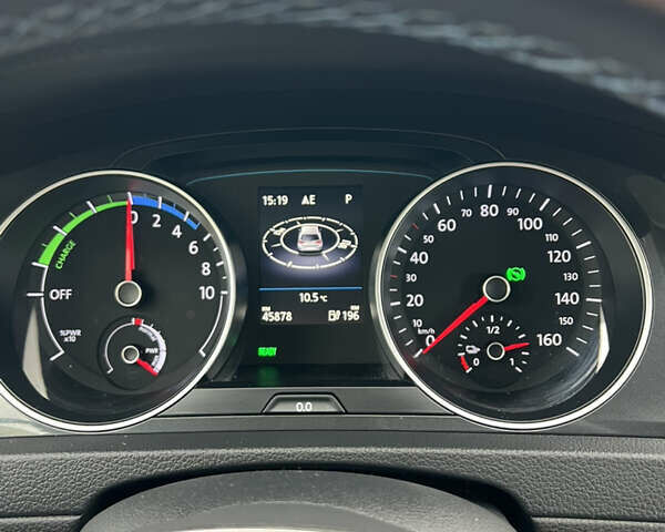 Серый Фольксваген e-Golf, объемом двигателя 0 л и пробегом 45 тыс. км за 14800 $, фото 26 на Automoto.ua