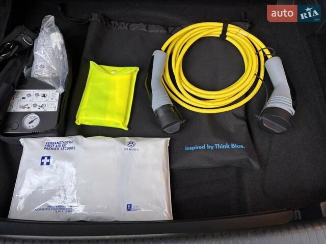 Серый Фольксваген e-Golf, объемом двигателя 0 л и пробегом 60 тыс. км за 16900 $, фото 74 на Automoto.ua