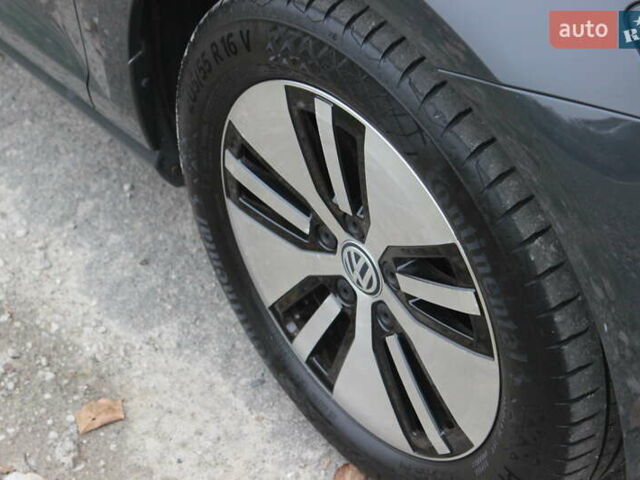 Серый Фольксваген e-Golf, объемом двигателя 0 л и пробегом 65 тыс. км за 13999 $, фото 13 на Automoto.ua
