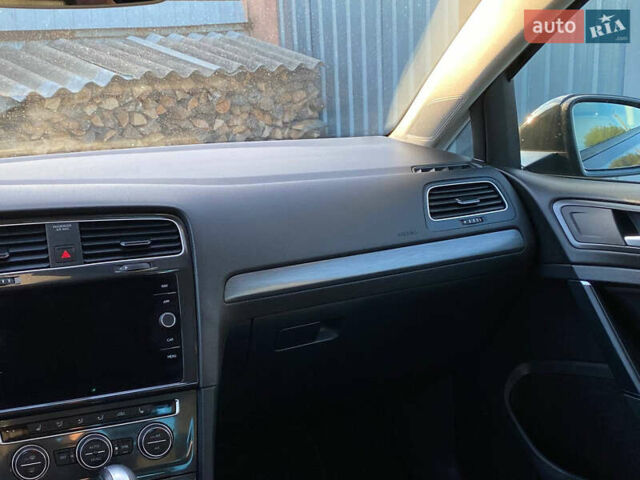 Серый Фольксваген e-Golf, объемом двигателя 0 л и пробегом 157 тыс. км за 12499 $, фото 46 на Automoto.ua