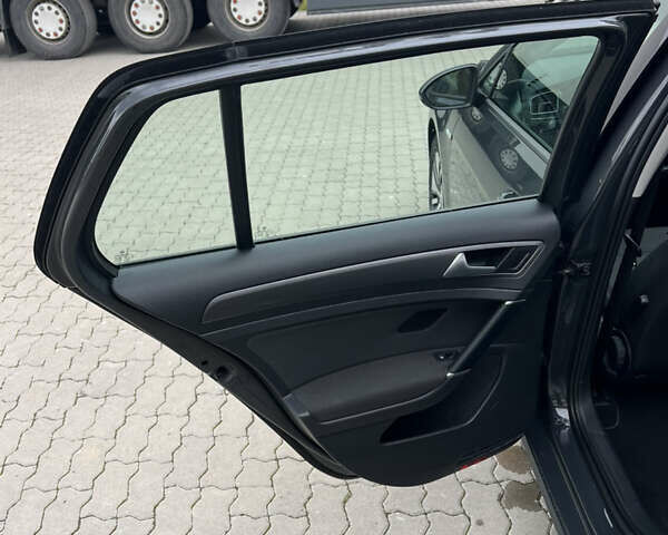 Серый Фольксваген e-Golf, объемом двигателя 0 л и пробегом 45 тыс. км за 14800 $, фото 35 на Automoto.ua