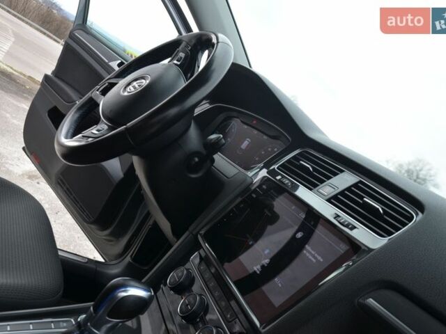 Серый Фольксваген e-Golf, объемом двигателя 0 л и пробегом 91 тыс. км за 12450 $, фото 50 на Automoto.ua