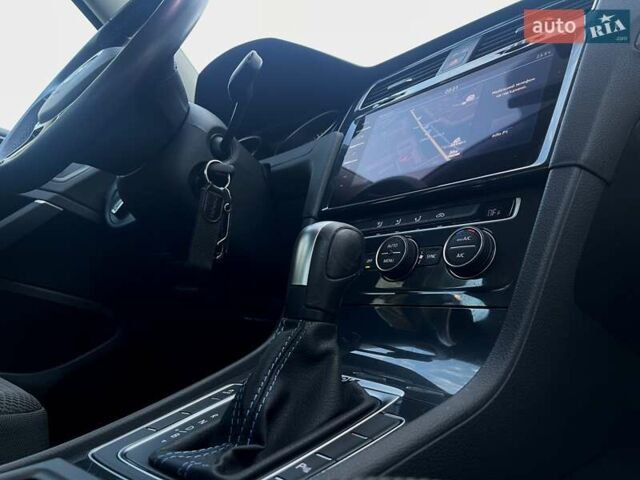 Серый Фольксваген e-Golf, объемом двигателя 0 л и пробегом 62 тыс. км за 14300 $, фото 44 на Automoto.ua