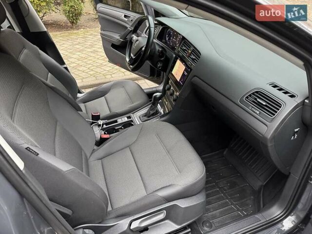Серый Фольксваген e-Golf, объемом двигателя 0 л и пробегом 40 тыс. км за 15300 $, фото 19 на Automoto.ua