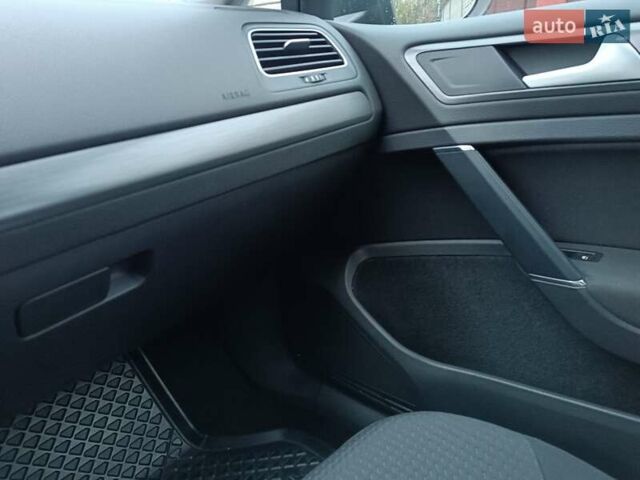 Серый Фольксваген e-Golf, объемом двигателя 0 л и пробегом 40 тыс. км за 15800 $, фото 10 на Automoto.ua