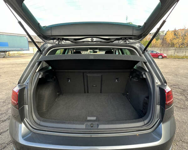 Серый Фольксваген e-Golf, объемом двигателя 0 л и пробегом 52 тыс. км за 16300 $, фото 23 на Automoto.ua
