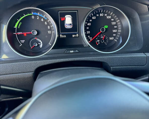Серый Фольксваген e-Golf, объемом двигателя 0 л и пробегом 77 тыс. км за 13500 $, фото 13 на Automoto.ua
