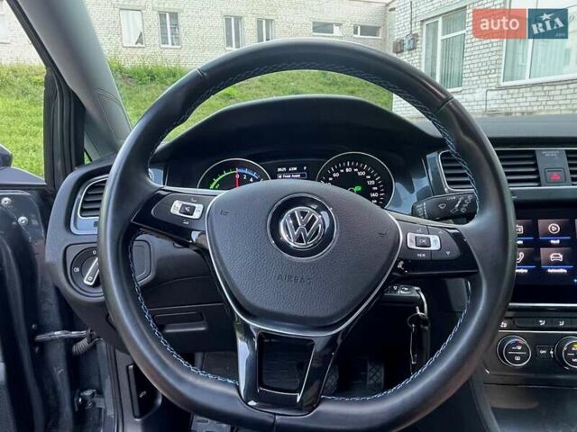 Серый Фольксваген e-Golf, объемом двигателя 0 л и пробегом 62 тыс. км за 14300 $, фото 41 на Automoto.ua