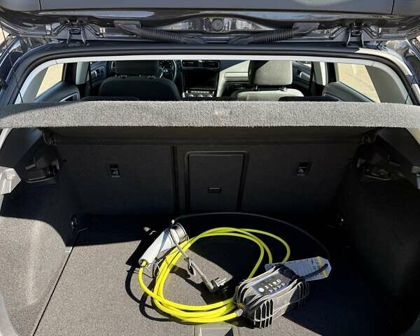 Серый Фольксваген e-Golf, объемом двигателя 0 л и пробегом 34 тыс. км за 16900 $, фото 8 на Automoto.ua