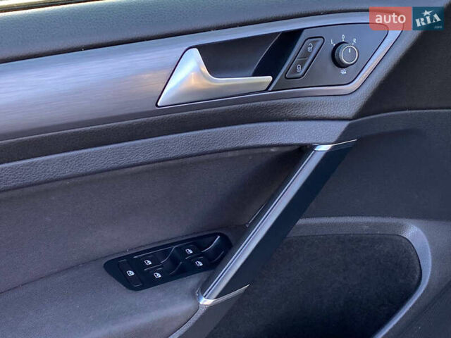 Серый Фольксваген e-Golf, объемом двигателя 0 л и пробегом 157 тыс. км за 12499 $, фото 52 на Automoto.ua